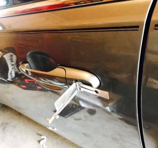 Using a LIshi tool to unlock a car door