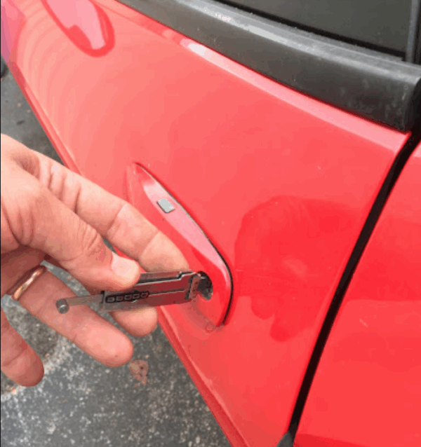 Using a LIshi tool to unlock a car door