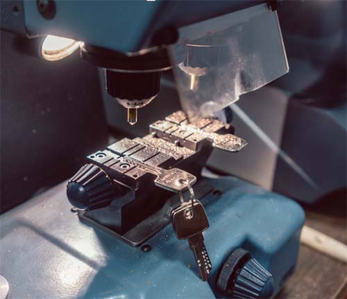 Duplicating a single-sided metal key on a laser key cutting/duplication machine